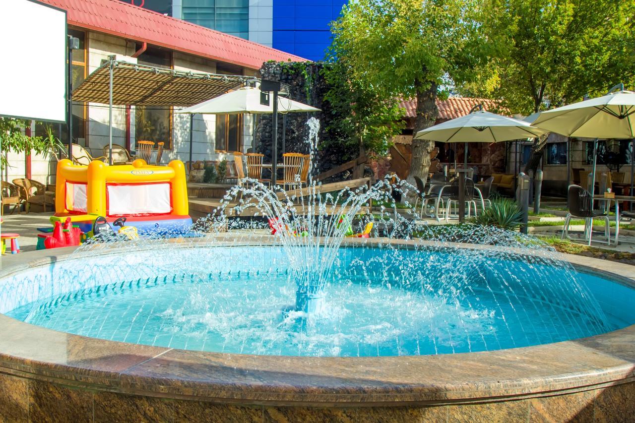Aratta Hotel Argavand ภายนอก รูปภาพ