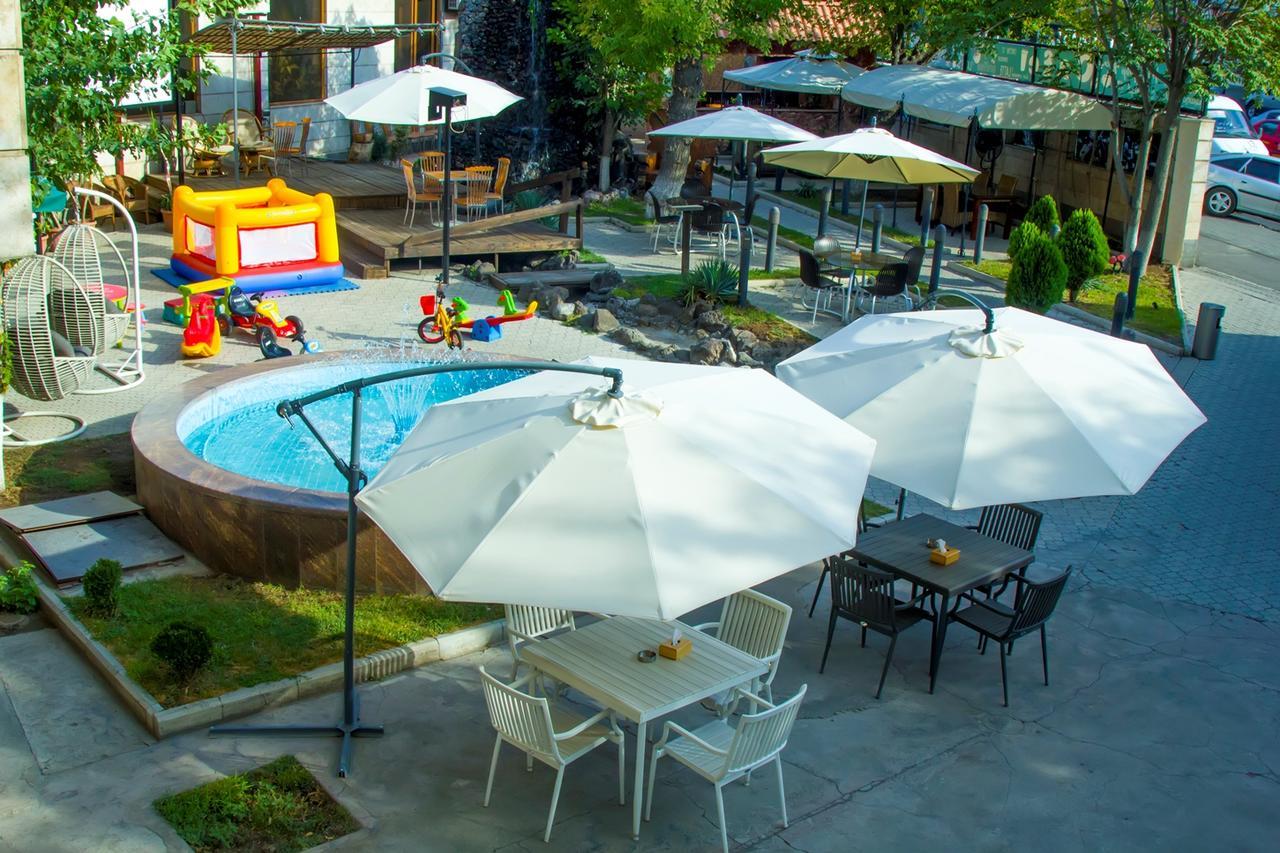 Aratta Hotel Argavand ภายนอก รูปภาพ