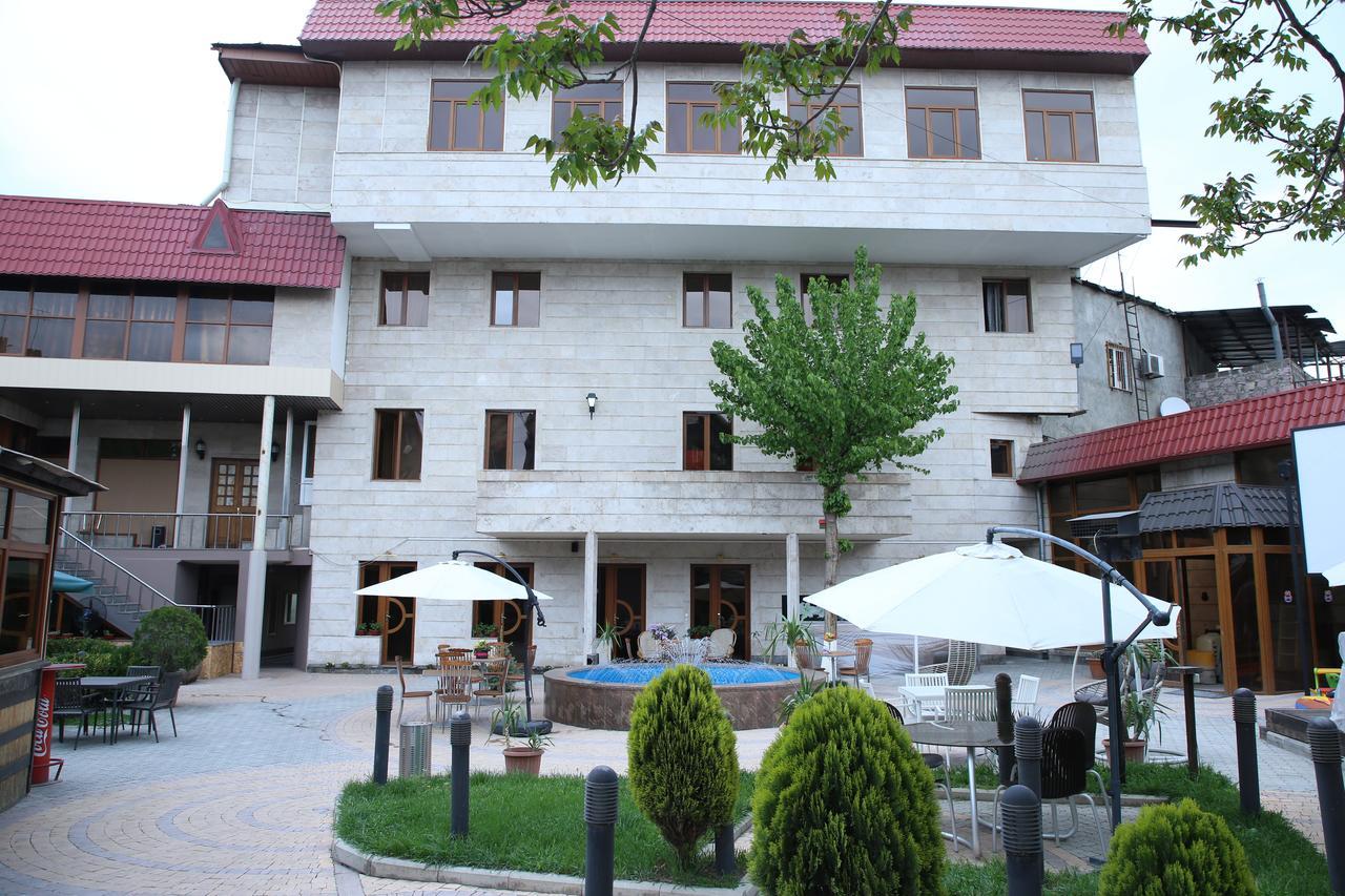 Aratta Hotel Argavand ภายนอก รูปภาพ